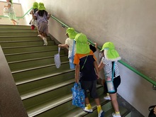 階段を登っている写真
