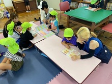 保護者に絵本を読んでもらっている写真