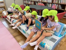 友だちと一緒に絵本を読んでいる写真