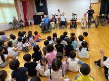手話で歌を歌っている写真