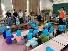 絵本室での約束事を聞いている写真