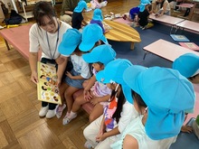 保護者に絵本を読んでもらっている写真