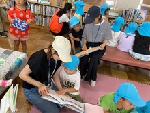 保護者に絵本を読んでもらっている写真