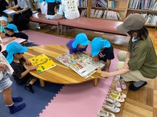 保護者と一緒に迷路をしている写真