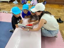 保護者に絵本を読んでもらっている写真