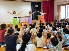 踊って挨拶をしている写真