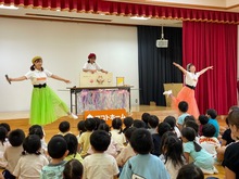 絵本を読んでいる写真