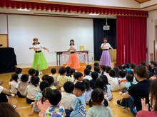 歌を歌っている写真