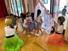 虹のトンネルを通ってさよならしている写真