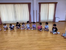 円になりボールを回している写真