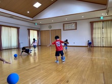バールを蹴って遊んでいる写真