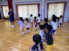 講師の先生の真似をして遊んでいる写真
