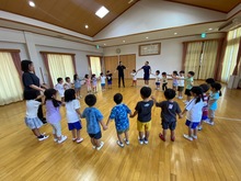みんなで手をつないで遊んでいる写真