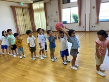 ボールを後ろに回している写真