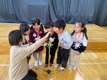 4歳児のこどもが司会をしている写真