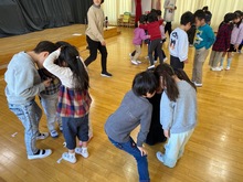 ふれあい遊びをしている写真