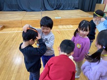 プレゼント交換をしている写真