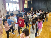 年長児を見送っている写真