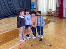 4歳児が司会をしている写真