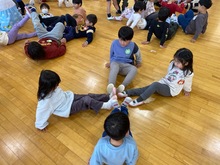 ふれあい遊びをしている写真