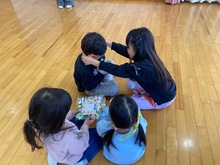 プレゼント交換をしている写真