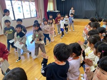 年長児を見送っている写真