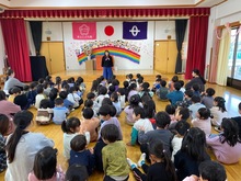 園長先生のはなしを聞いている写真