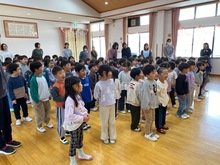 園歌を歌っている写真