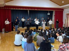 手話歌を聴かせてもらっている写真