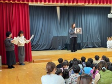 クイズを出している写真