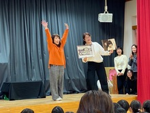 園長先生がクイズの正解を言っている写真