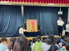 桜の木のおはなしをしてくれている写真