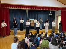 保護者ボランティアの皆さんが歌を歌っている写真