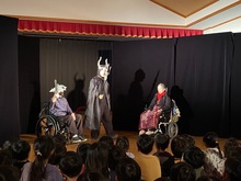 まちプロの先生が衣装を身に付け劇をしている写真