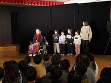 こどもが劇に出演している写真