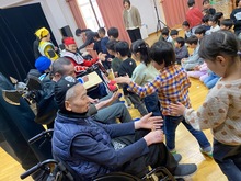 さようならのタッチをしている写真