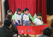 バスに乗る劇をしている写真