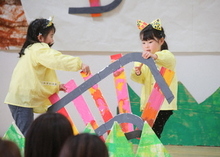 線路を繋げる劇をしている写真