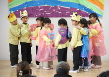 様々な衣装を身につけ劇をしている写真