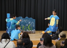 海の生き物になって劇をしている写真