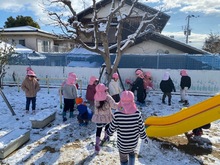 雪合戦をしている写真