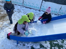 雪を集めている写真