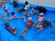 プールでの水遊びの写真