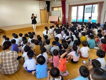 園長先生のはなしを聞いている写真