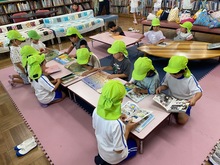 絵本を読んでいる写真
