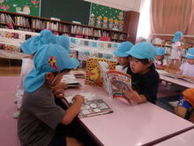 絵本を読んでいる写真
