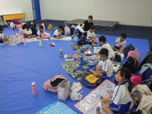 弁当を食べている写真