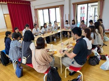 給食の試食をしている写真