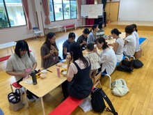 給食の試食をしている写真