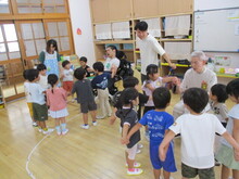 ふれあい遊びをしている写真